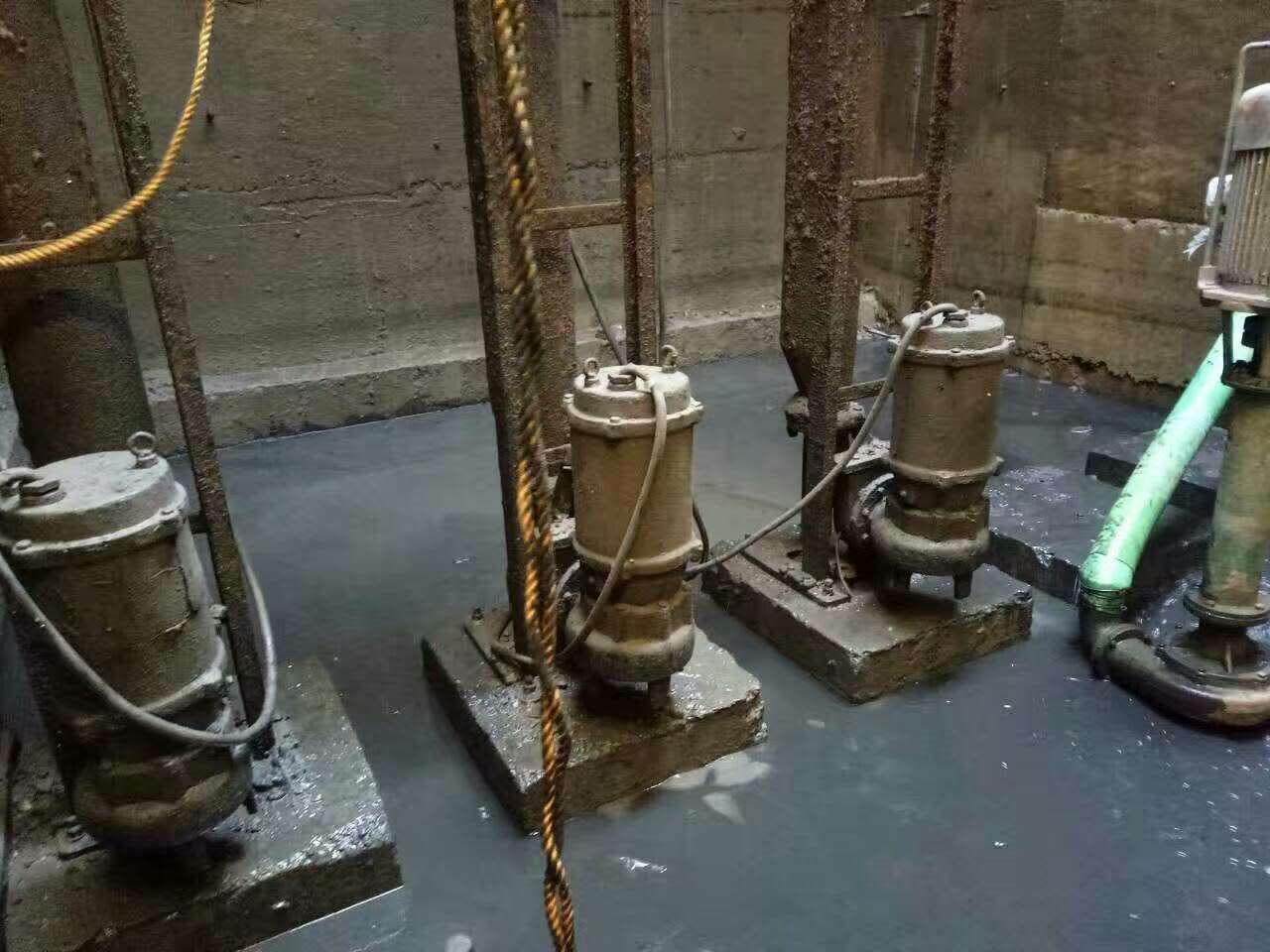 巴塘污水池清理