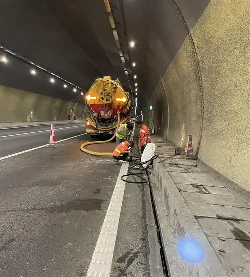 巴塘隧道排水渠清淤